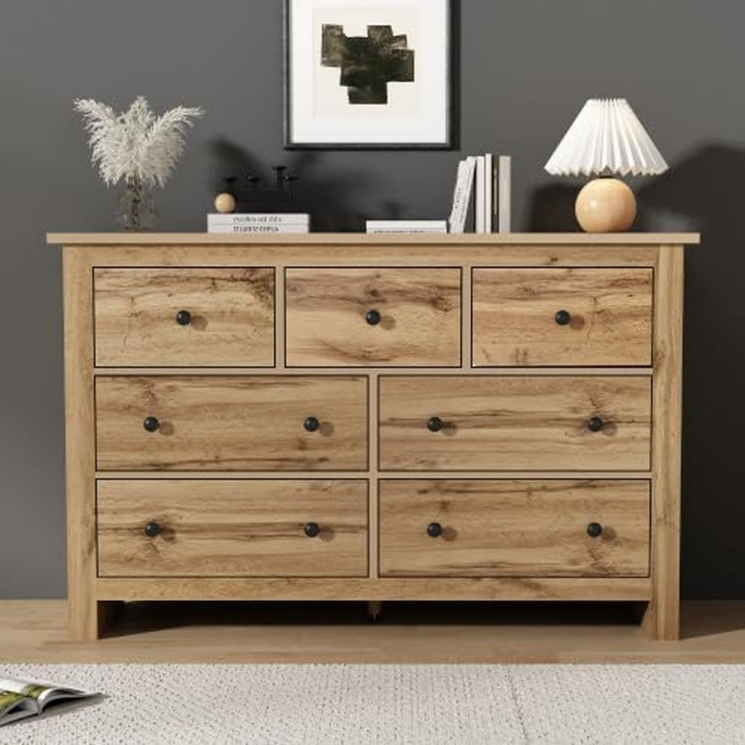 7 Schubladen und Schubladen an dem Sideboard