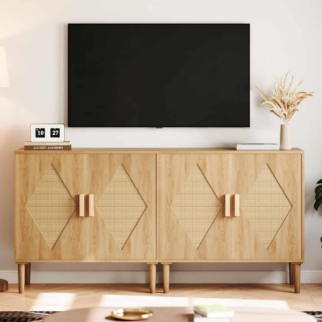 Verstellbare Ablagen treffen auf Flechtoptik an dem Sideboard