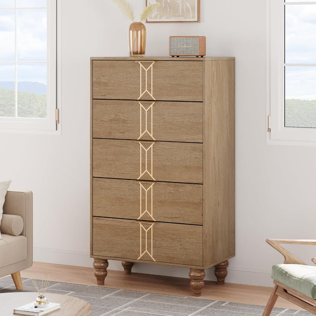 Metallgriffe praegen das Sideboard aus Holzwerkstoff
