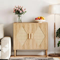 Geflochtene Elemente und verstellbare Ablagen an dem Sideboard