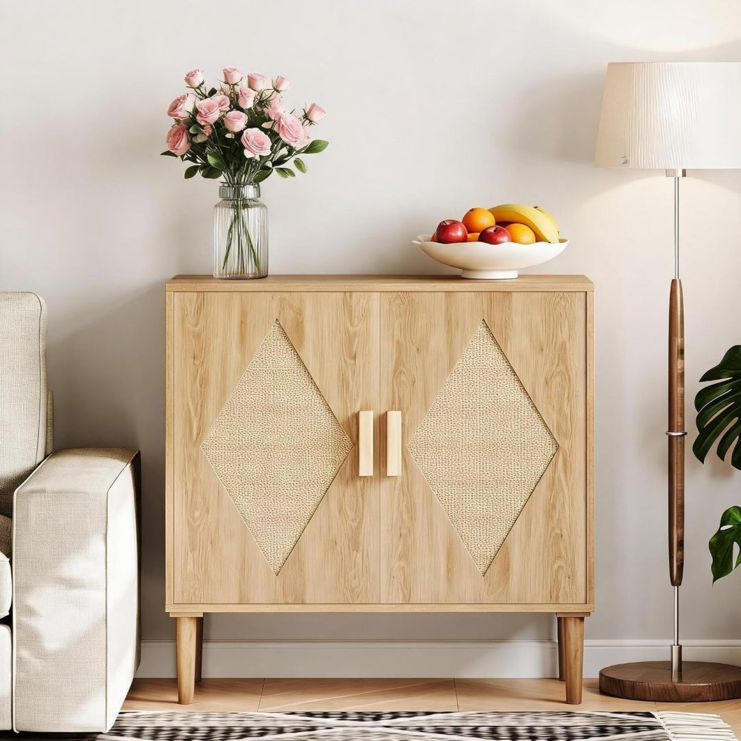 Geflochtene Elemente und verstellbare Ablagen an dem Sideboard
