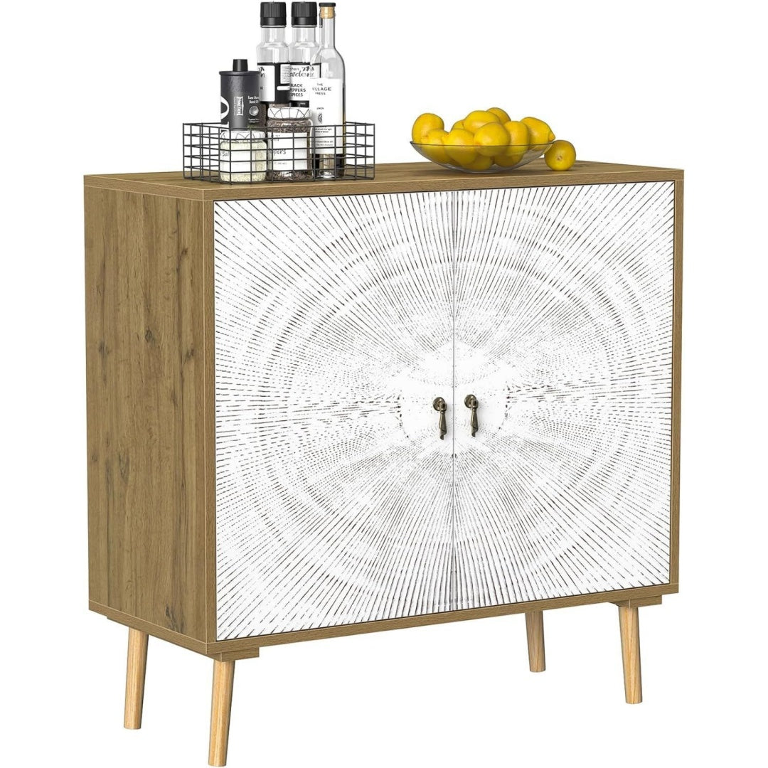 Verstellbare Ablagen praegen das Sideboard aus Massivholz