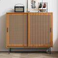 Sideboard aus Rattan zeigt Schiebetueren