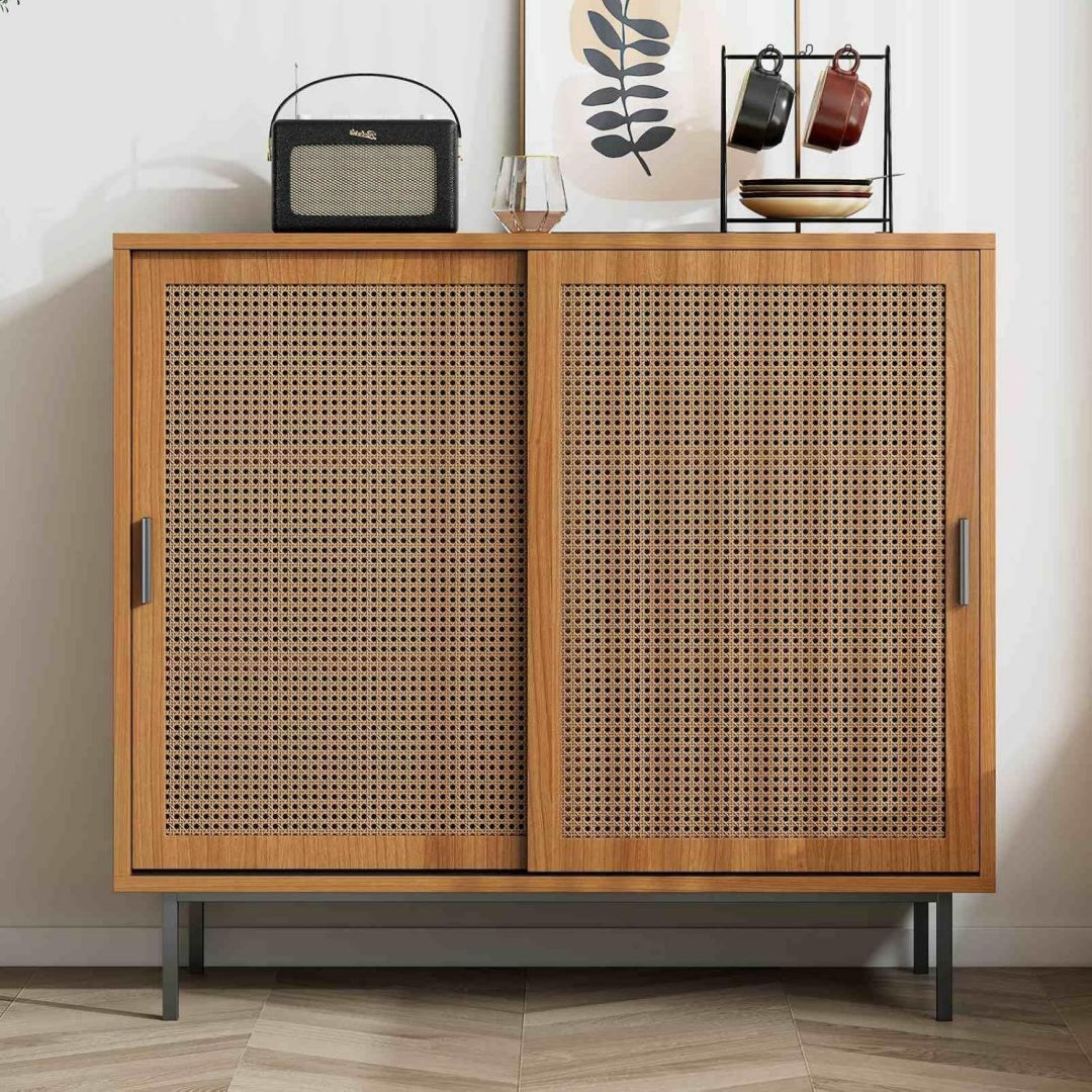 Sideboard aus Rattan zeigt Schiebetueren