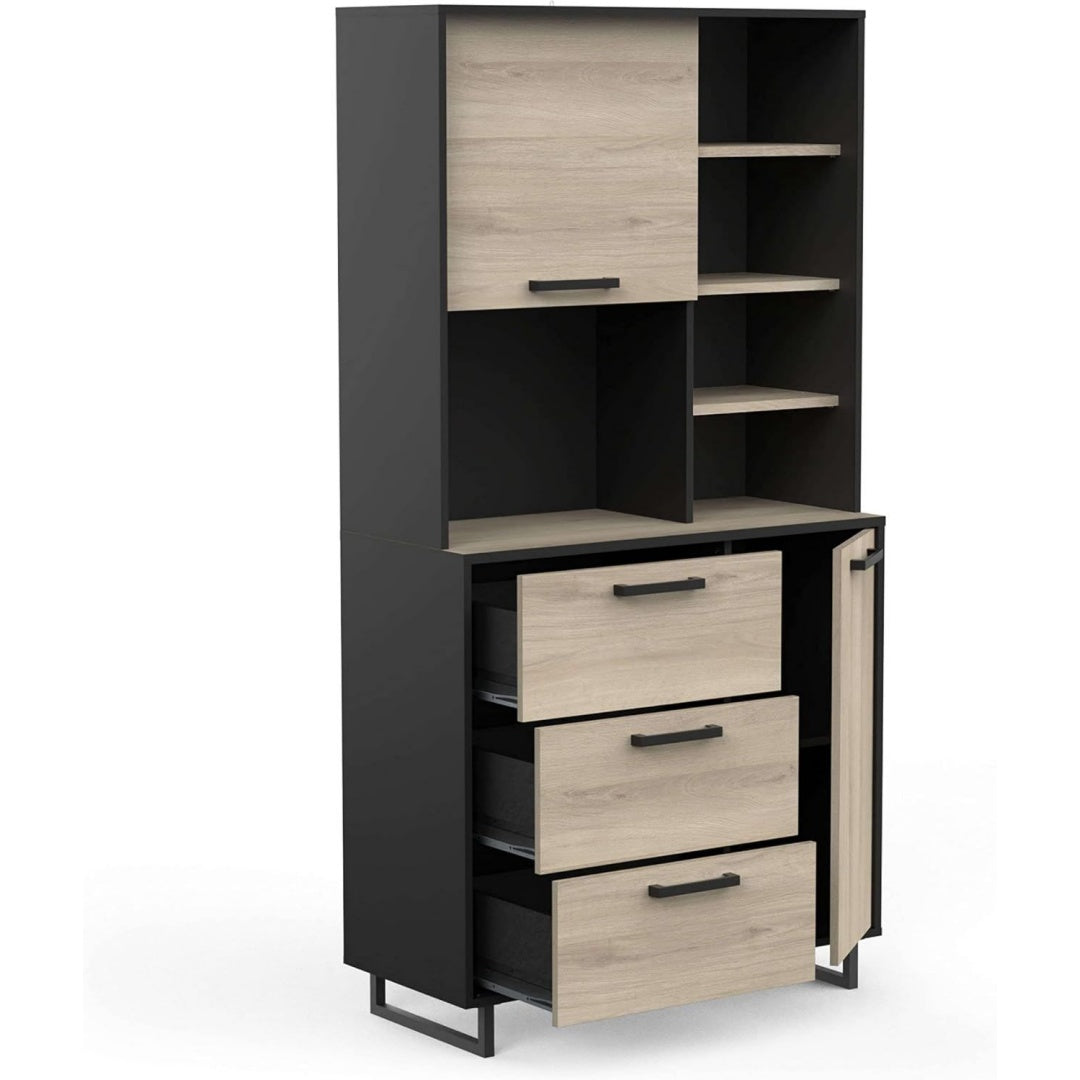 Ein Spiegel und beschichtete Flaechen an dem Sideboard