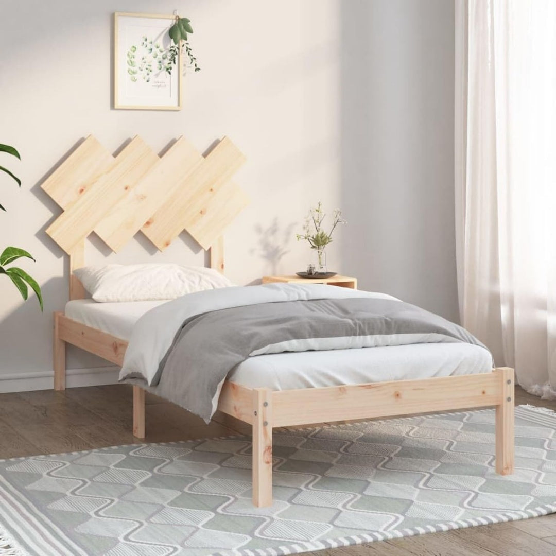 Das Bettgestell misst 90 x 190 cm in Naturbraun