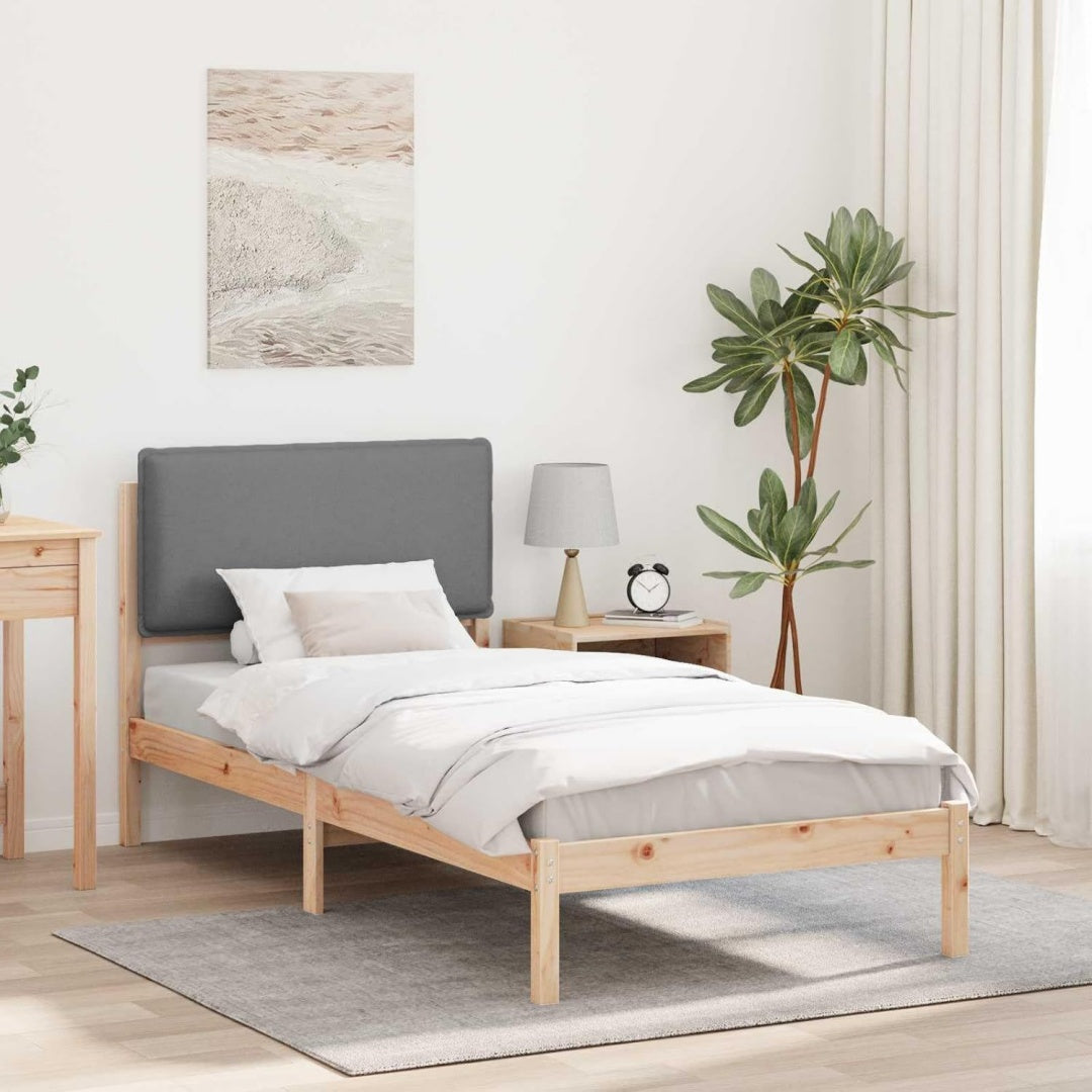 Das Boxspringbett misst 75 x 190 cm in Hellgrau und Braun