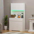 3 Schubladen treffen auf LED Beleuchtung an dem Sideboard
