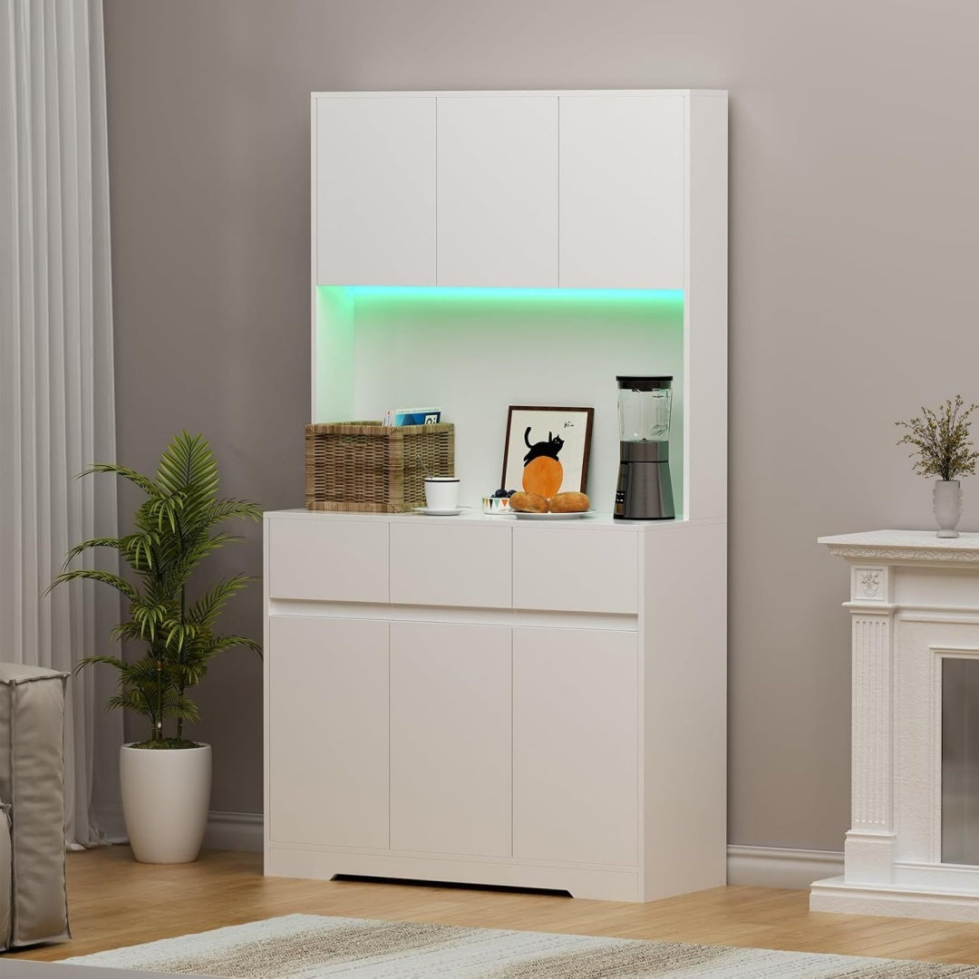 3 Schubladen treffen auf LED Beleuchtung an dem Sideboard