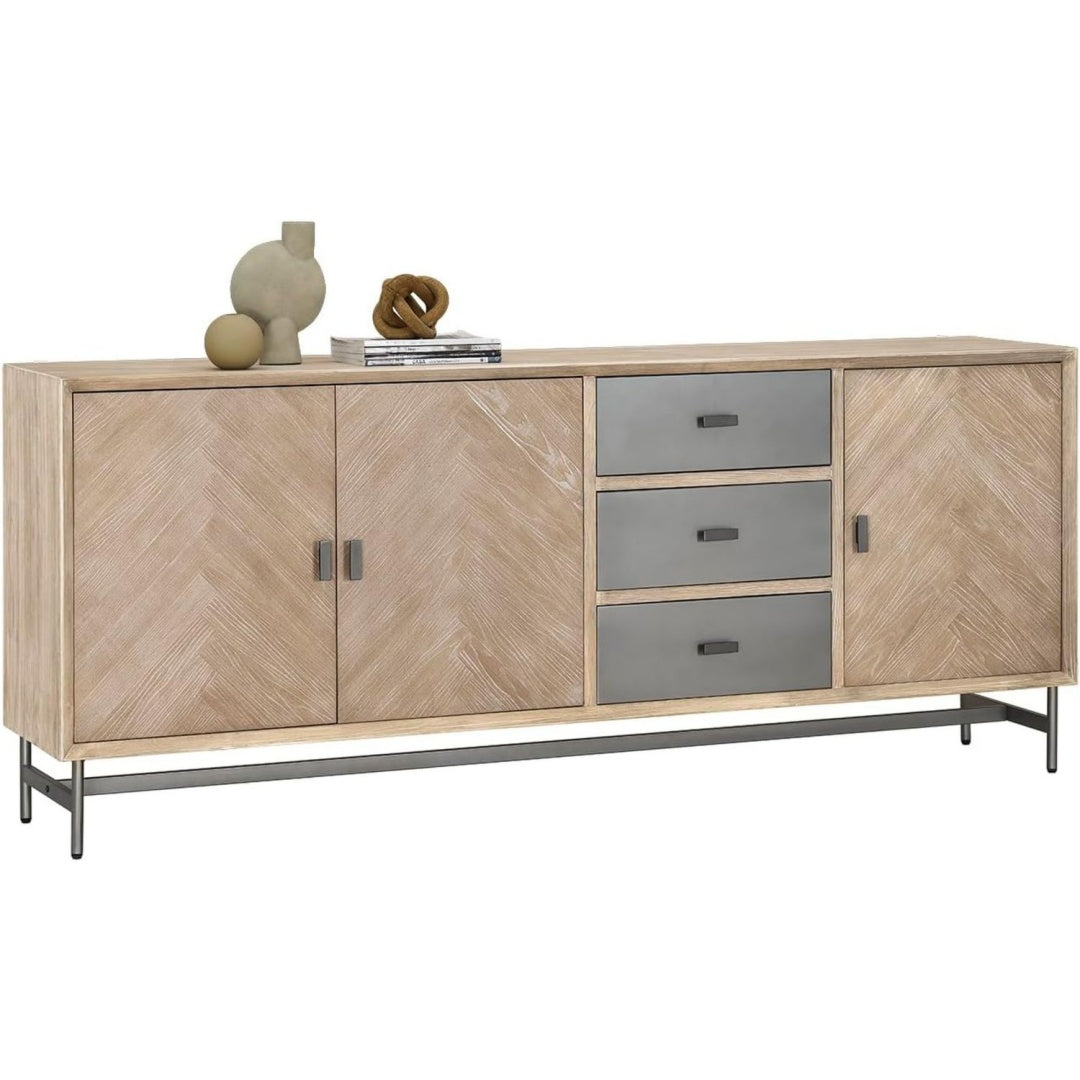 3 Tueren praegen das Sideboard aus Samt