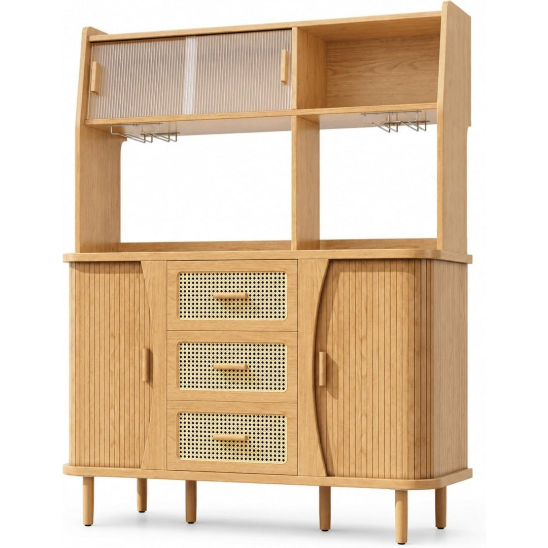 Sideboard mit Flechtoptik und offenen Ablagen