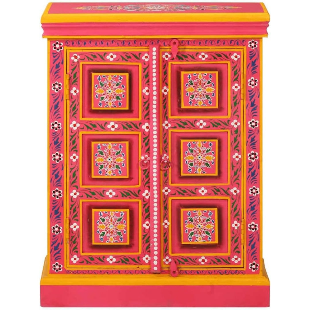 Geschlossener Stauraum ergaenzt das Sideboard in Rosa