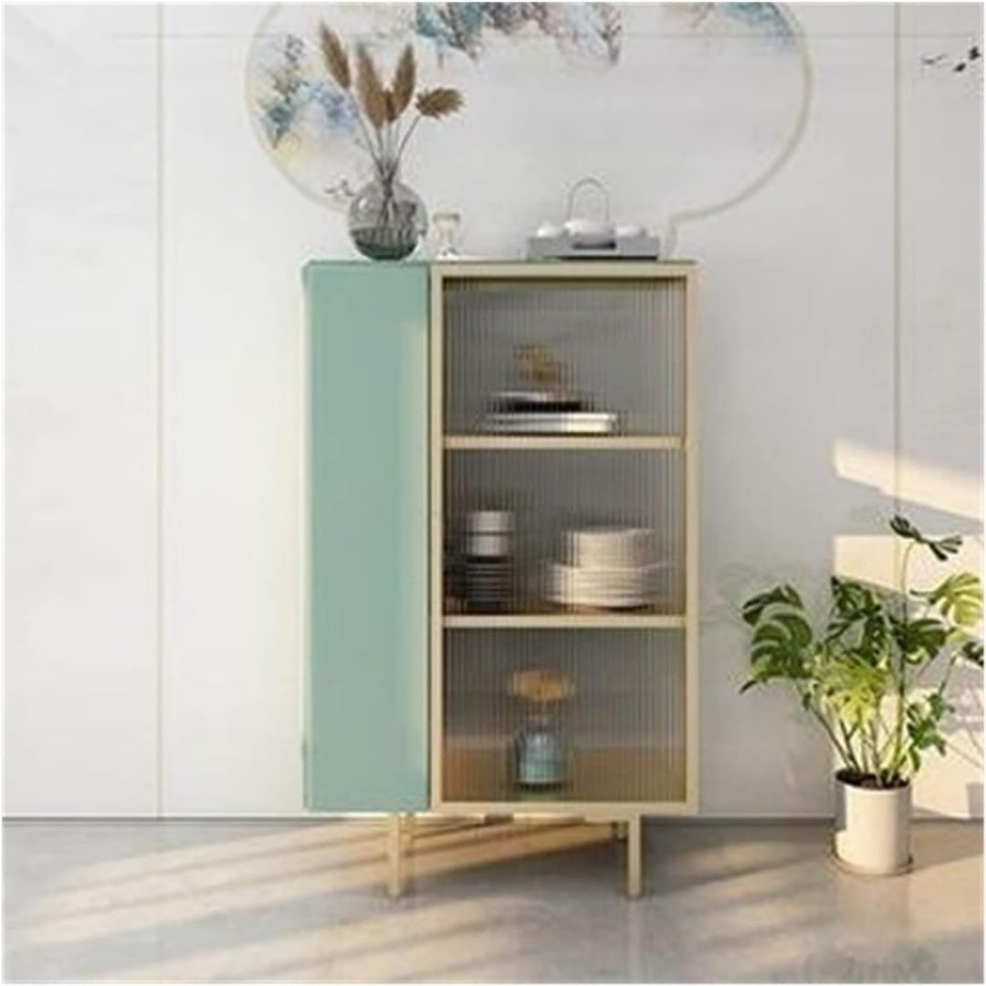 Offene Ablagen praegen das Sideboard in Gruen